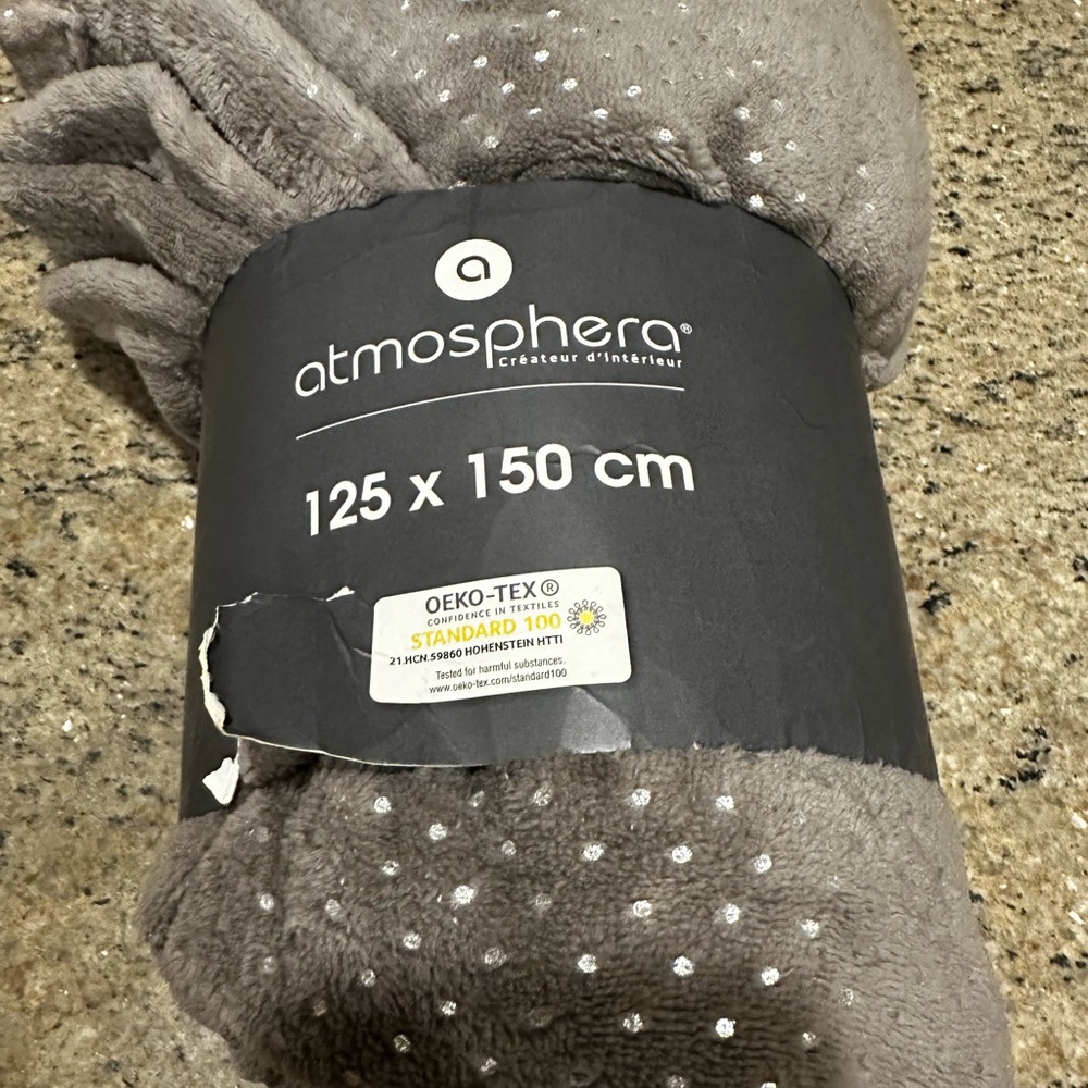 Atmosphere grey throw blanket with sparkles